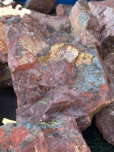 Камни для ландшафтного дизайна красно-фиолетовые 10-60 килограмм купить в Лыткарино