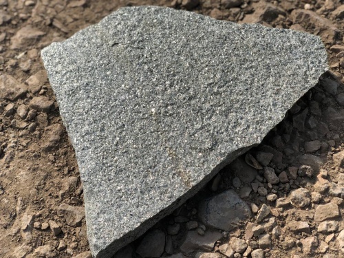 Плитняк златолит Уральский для цоколя, отмостки купить в Лыткарино