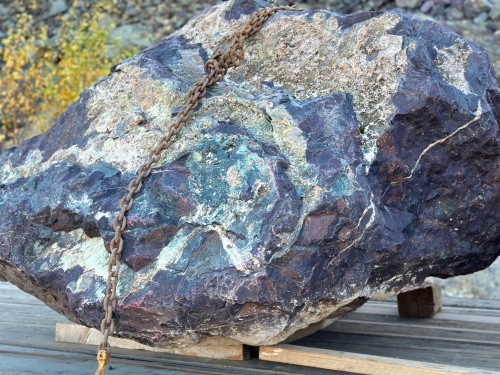 Огромные красно-фиолетовые валуны для ландшафтного дизайна весом более 5 тонн купить в Лыткарино