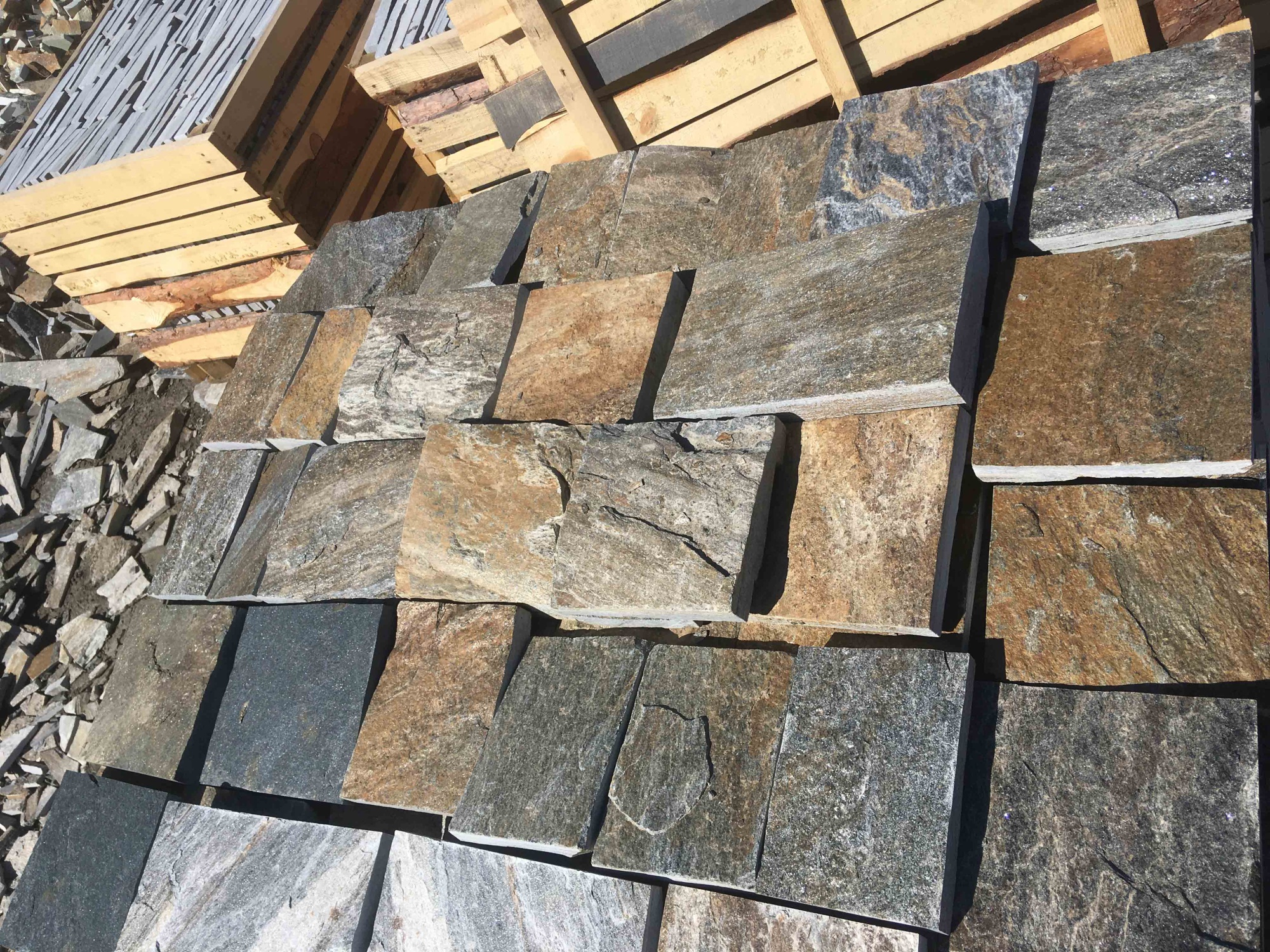 Плитка пилёная златолит Уральский для цоколя, отмостки купить в Лыткарино