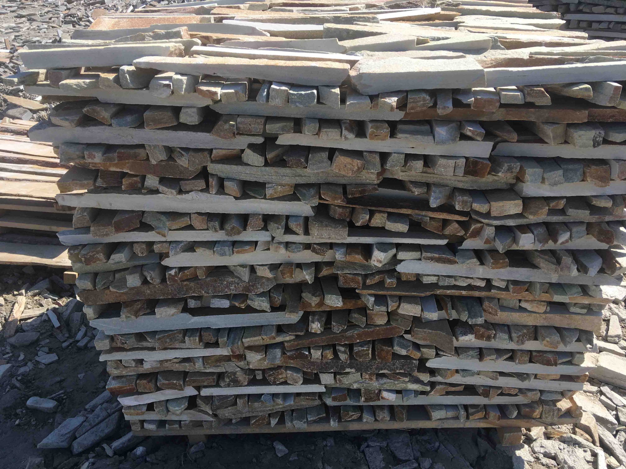 Горбушка златолит золотистый для облицовки купить в Лыткарино