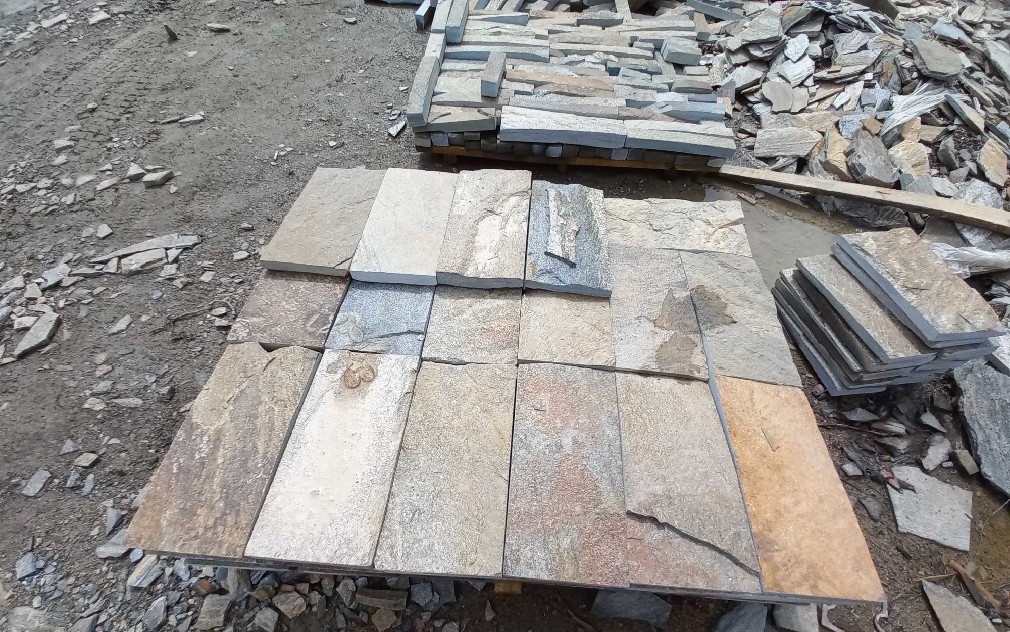 Плитка пилёная златолит Уральский для цоколя, отмостки купить в Лыткарино