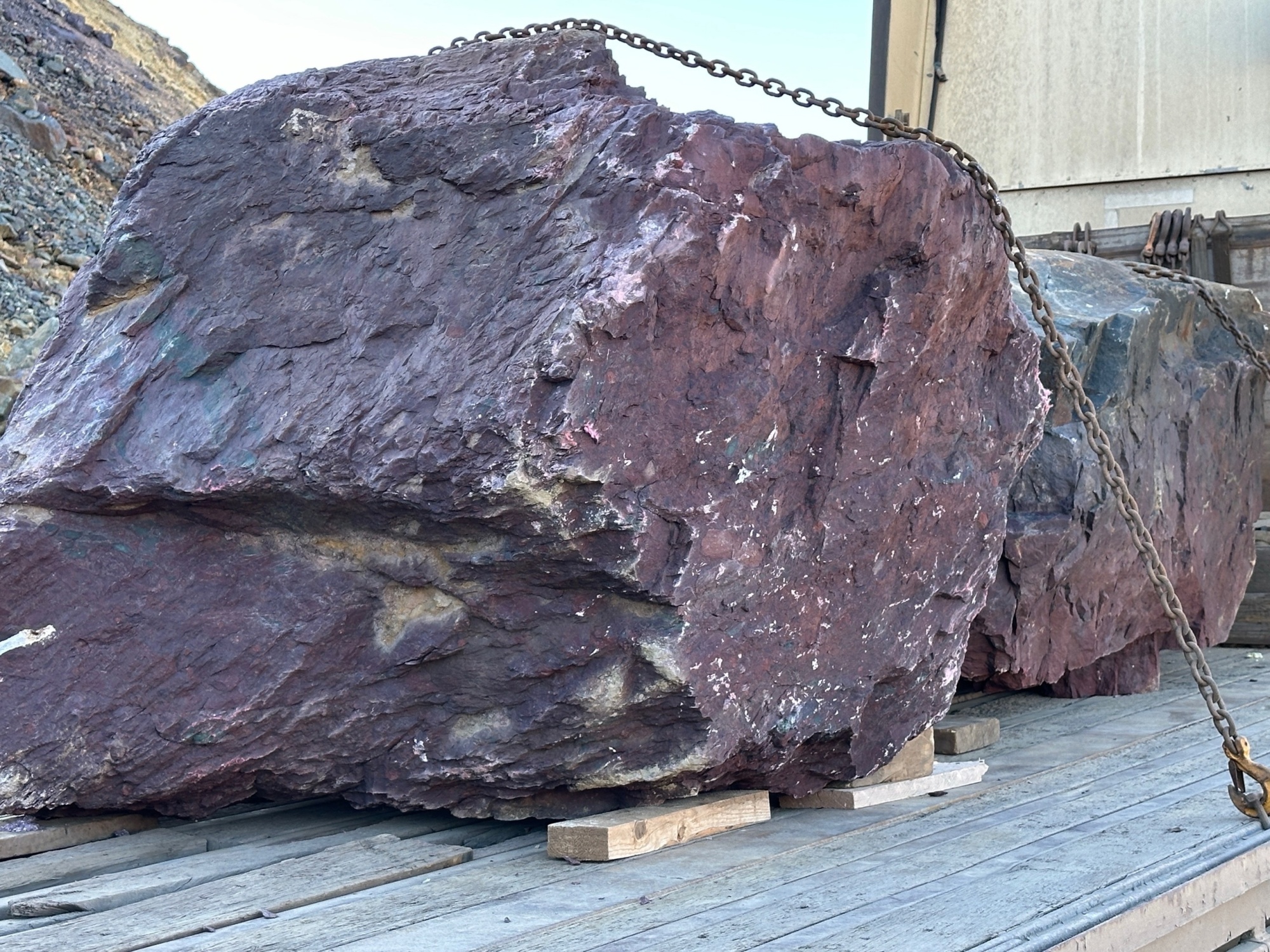 Огромные красно-фиолетовые валуны для ландшафтного дизайна весом более 5 тонн купить в Лыткарино