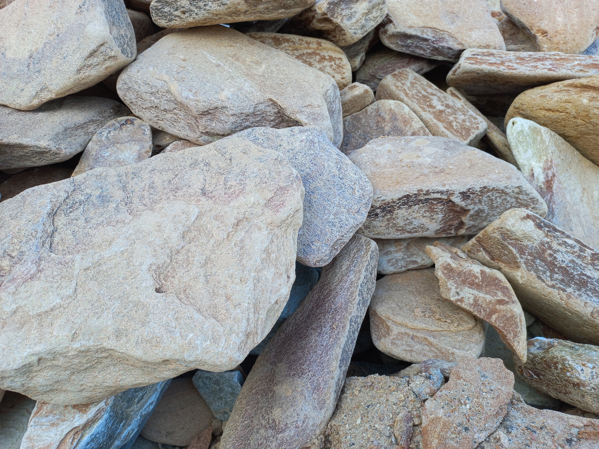 Златолит жёлтый, жёлто-зелёный глыбки и валуны для ланшафтного дизайна купить в Лыткарино