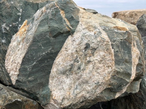 Гигантские зелёные валуны для ландшафтного дизайна весом более 5 тонн купить в Лыткарино