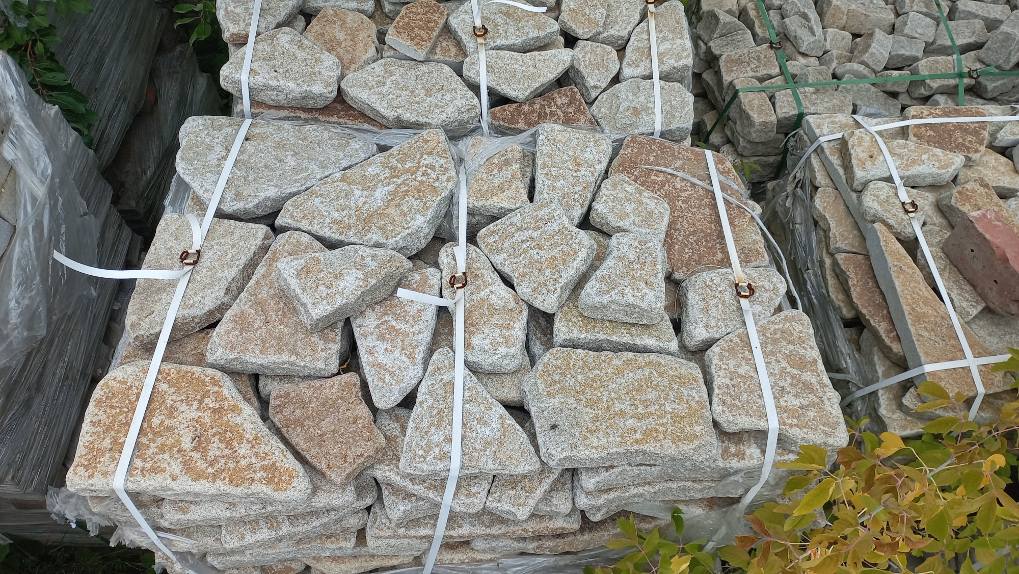 Плитняк галтованный гранитный для ландшафтного дизайна купить в Лыткарино