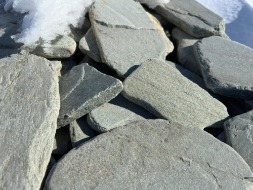 Плитняк златолит зелёный галтованный для цоколя купить в Лыткарино