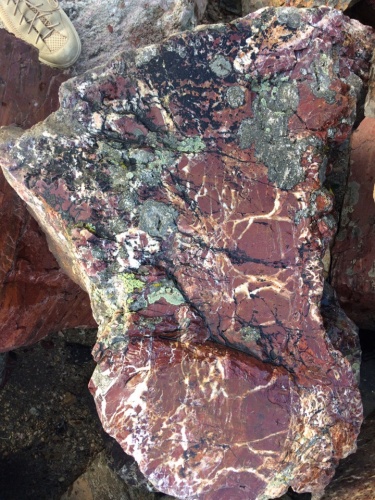 Камни для ландшафтного дизайна красно-фиолетовые 10-60 килограмм купить в Лыткарино